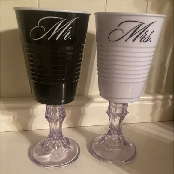 Black & White Mr & Mrs “Solo”Party Cups - Picture 1 of 1